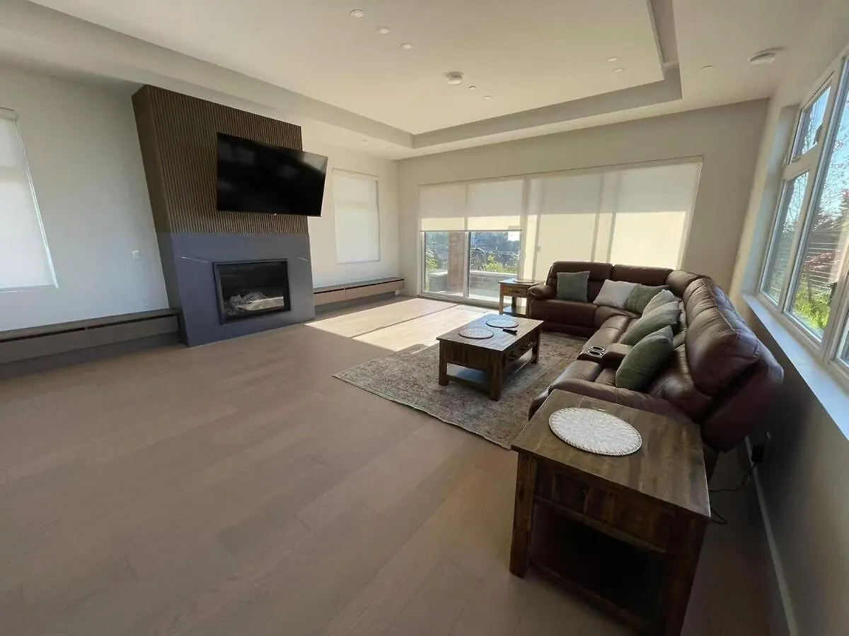 Stylish 6Br Retreat With Breathtaking Ocean Views 0*, Nanaimo