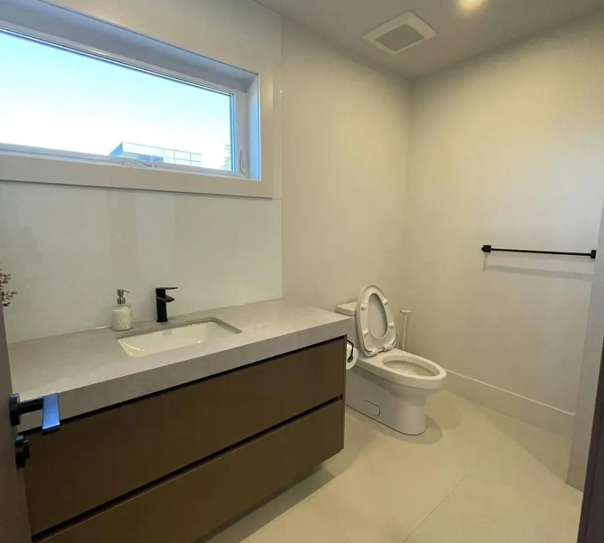 Holiday home Stylish 6Br Retreat With Breathtaking Ocean Views Canada